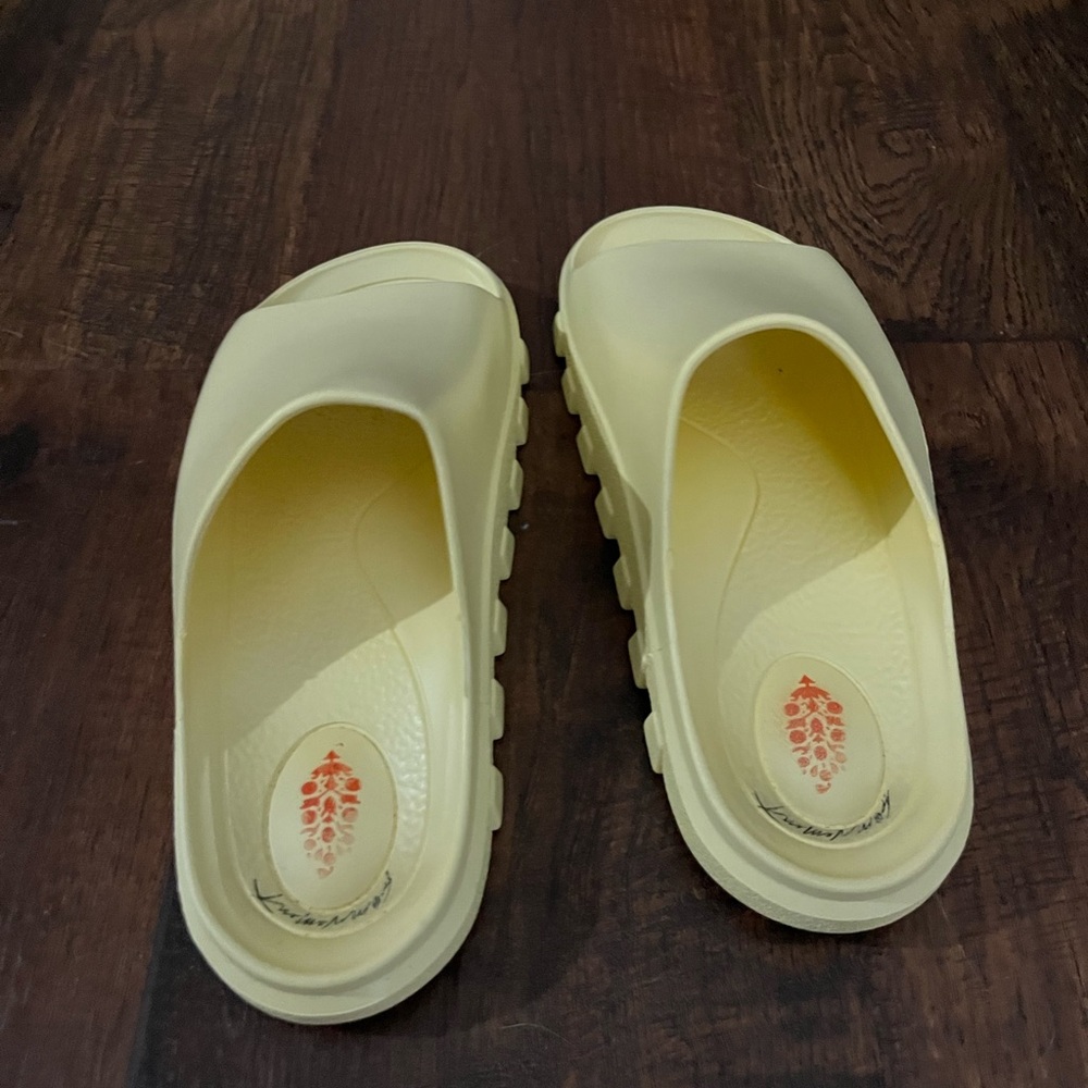 Free People Movement Slides - Picture 4 of 9